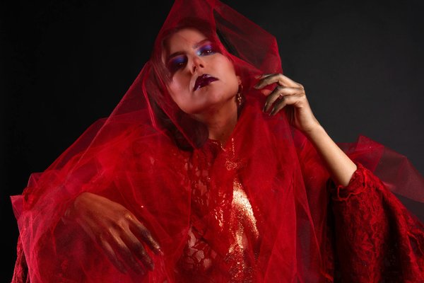 Quelles astuces pour superposer des vêtements sans ajouter de volume?