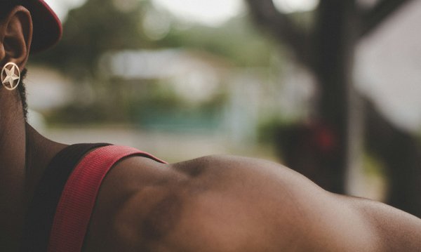 Comment porter des hauts à épaules dénudées en hiver?