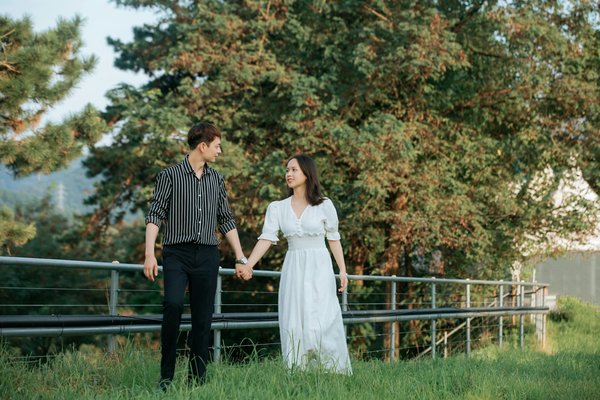 Comment choisir des textiles écologiques pour une garde-robe durable et respectueuse de l'environnement?